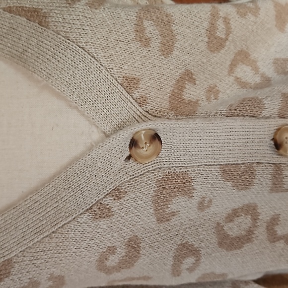 NWT C&C California Cheetah Print V-neck Cardigan - Picture 2 of 6